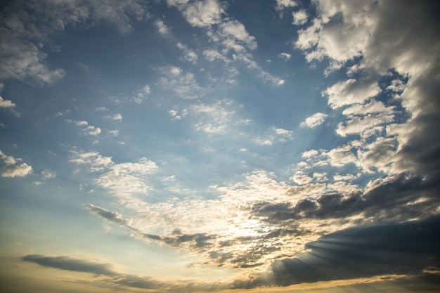 el cielo con el amanecer