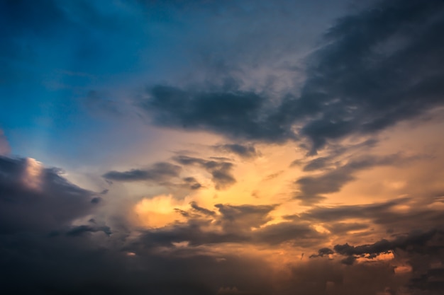 Cielo anaranjado ardiente de la puesta del sol. Cielo hermoso.