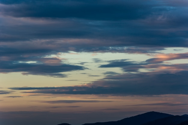 Cielo anaranjado ardiente de la puesta del sol. Cielo hermoso.