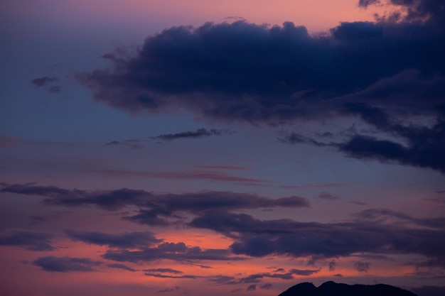 Foto gratuita cielo del atardecer luz rosada con hermosas nubes.