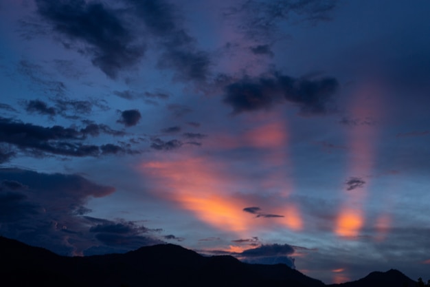 Cielo del atardecer Luz rosada con hermosas nubes.