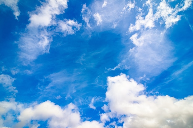 Cielo azul brillante con nubes blancas