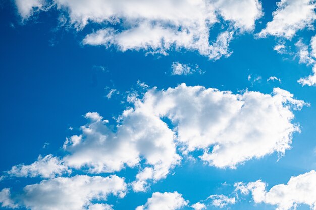 Cielo azul brillante con pocas nubes y un sol brillante