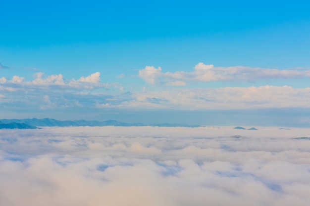 Cielo azul con capas de nubes