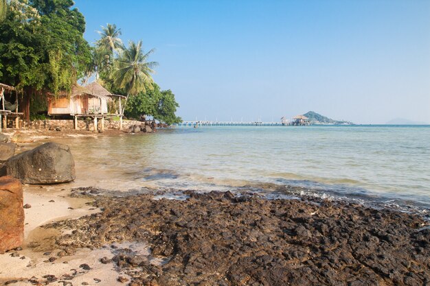 Cielo azul claro y el mar en Koh Mak, Tailandia