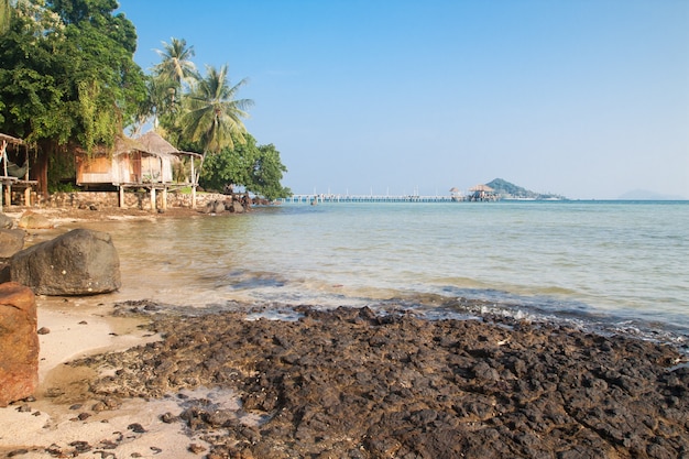 Cielo azul claro y el mar en Koh Mak, Tailandia