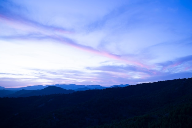 Cielo azul cristalino con montañas