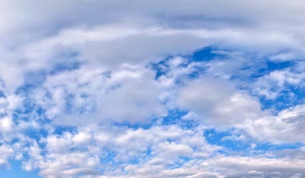 Cielo azul cubierto de nubes blancas