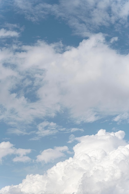 Cielo azul degradado con nubes blancas