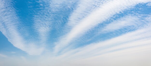 Cielo azul con fondo de nubes