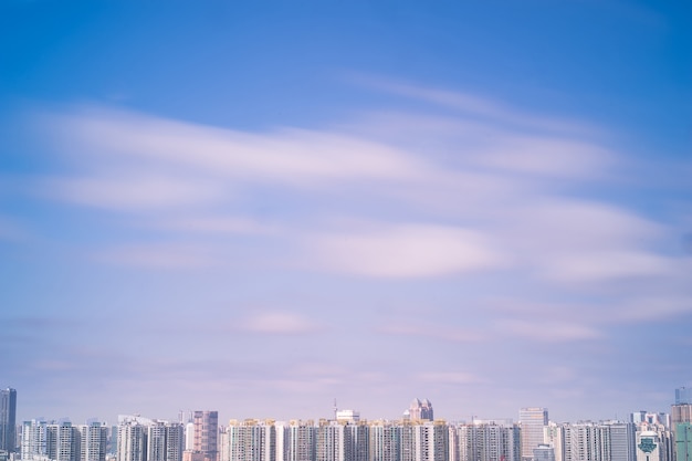 cielo azul y el horizonte de la ciudad