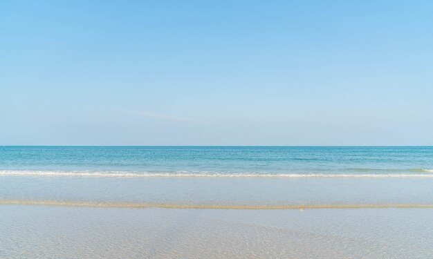 Cielo azul con mar y playa