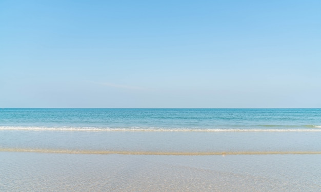 Cielo azul con mar y playa