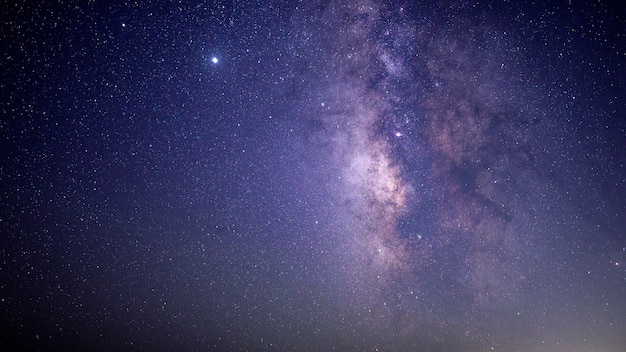 Cielo azul y negro con estrellas