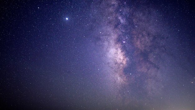 Cielo azul y negro con estrellas