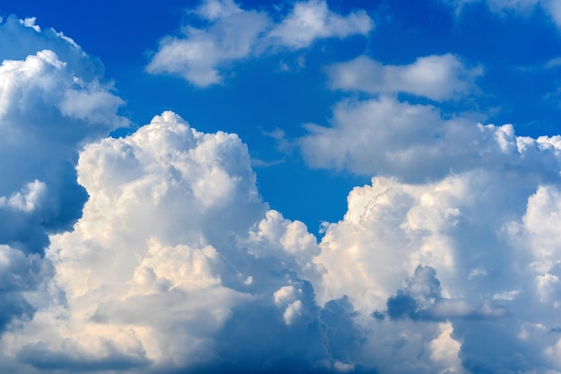 Cielo azul con nubes blancas. Fondo de cielo.