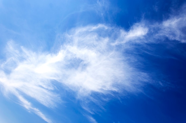 cielo azul y nubes blancas