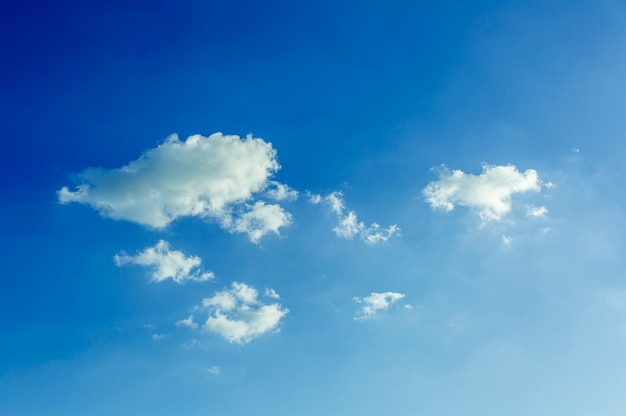 cielo azul y nubes blancas