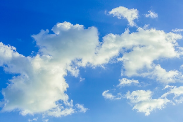 cielo azul y nubes blancas