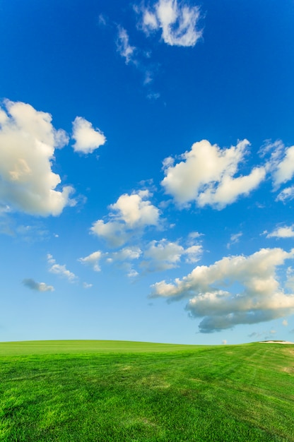 cielo azul y nubes blancas