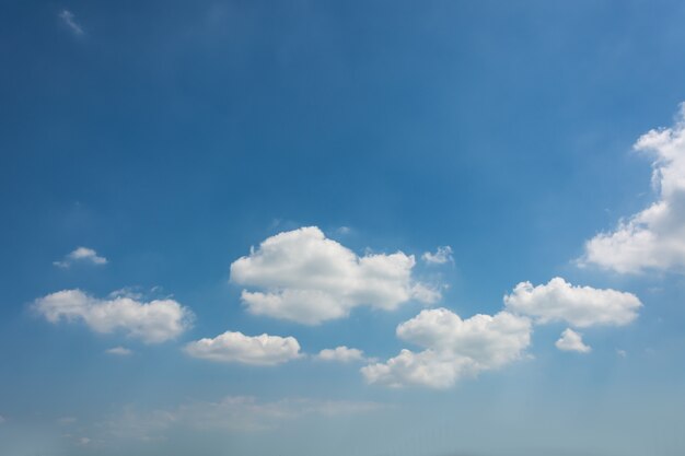 cielo azul con nubes de cerca