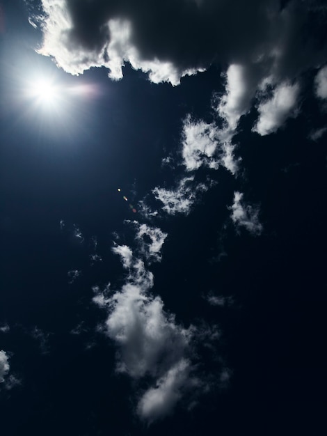 cielo azul con nubes de cerca