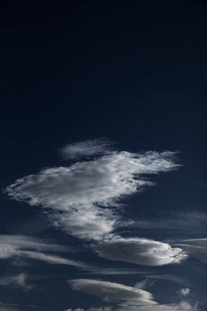 cielo azul con nubes de cerca