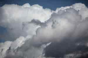 Foto gratuita cielo azul con nubes de cerca