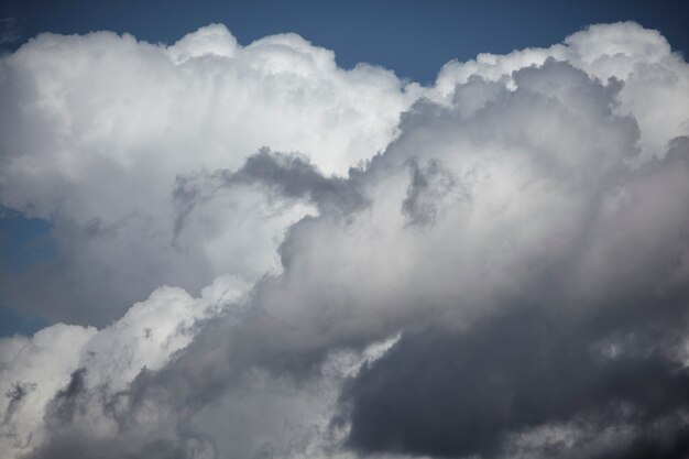 cielo azul con nubes de cerca