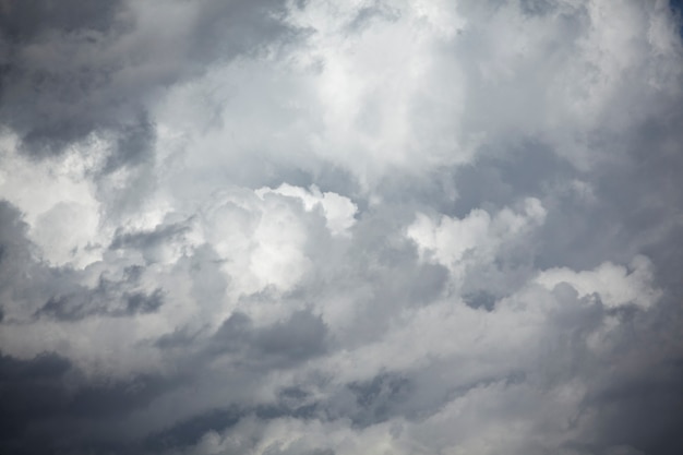 cielo azul con nubes de cerca