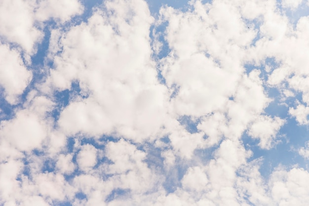 Cielo azul con nubes esponjosas blancas