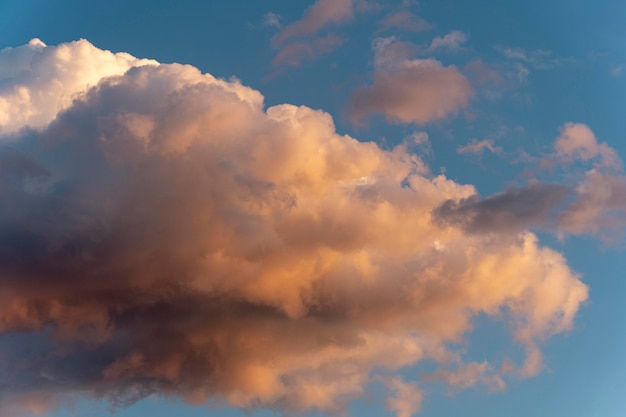 Foto gratuita cielo azul y nubes esponjosas