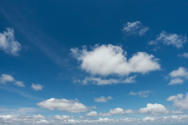 Cielo azul con nubes de fondo.