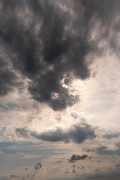 Cielo azul con nubes lluviosas