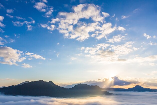 Cielo azul con nubes y montañas