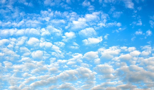 Foto gratuita cielo azul con nubes pequeñas