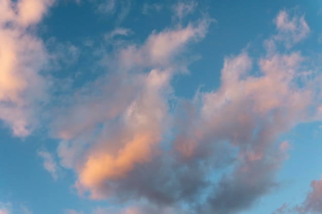 Cielo azul y nubes con rayos de sol.