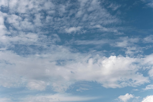 Cielo azul con nubes ventosas tiro horizontal