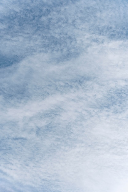 Cielo azul con nubes ventosas tiro vertical