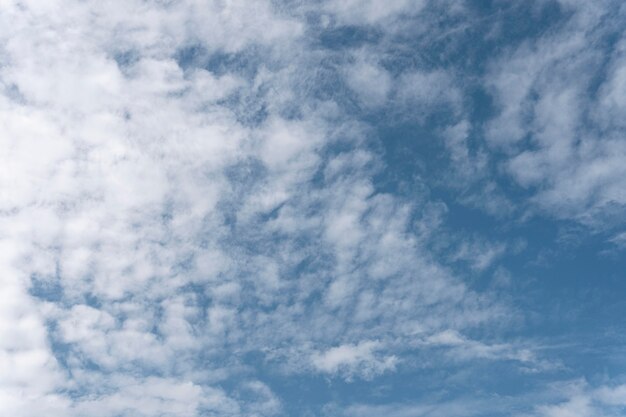 Cielo azul con nubes ventosas