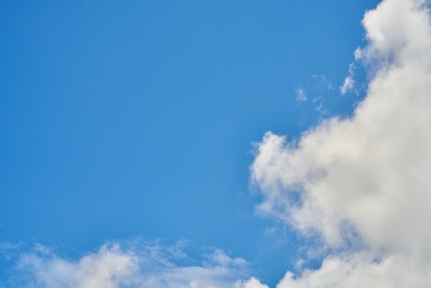 Cielo azul y nubes