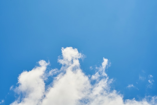 Cielo azul y nubes