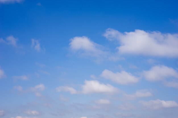 cielo azul y las nubes