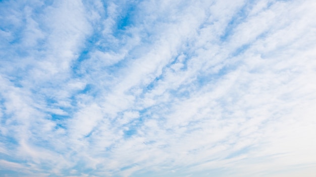 Foto gratuita cielo azul con nubes