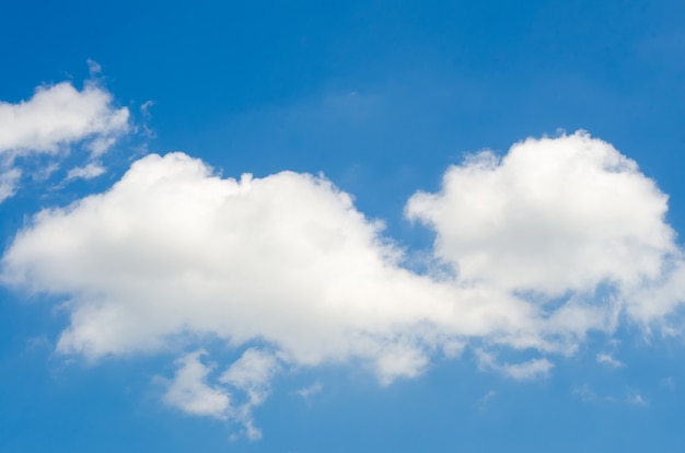 Cielo azul y nubes