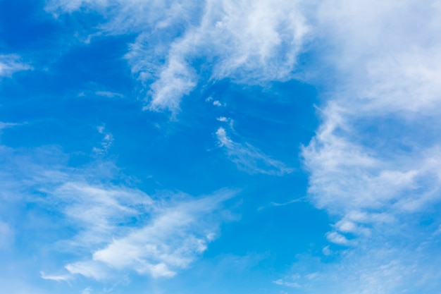 cielo azul con nubes