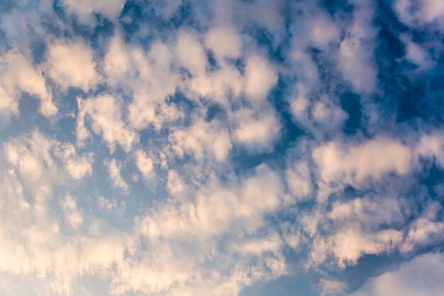 cielo azul con nubes