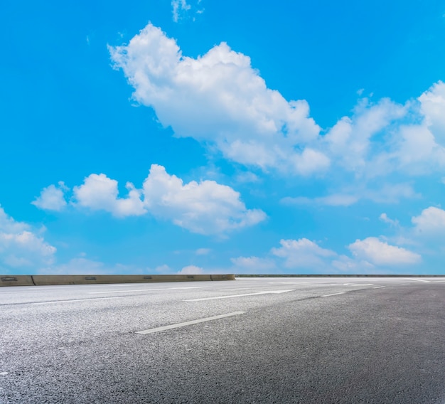 cielo azul y nubes