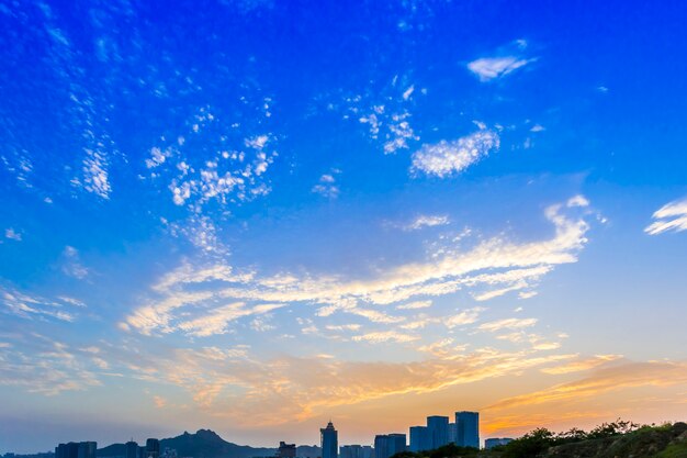 cielo azul y nubes