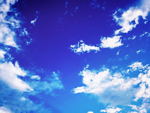 Cielo azul con nubes